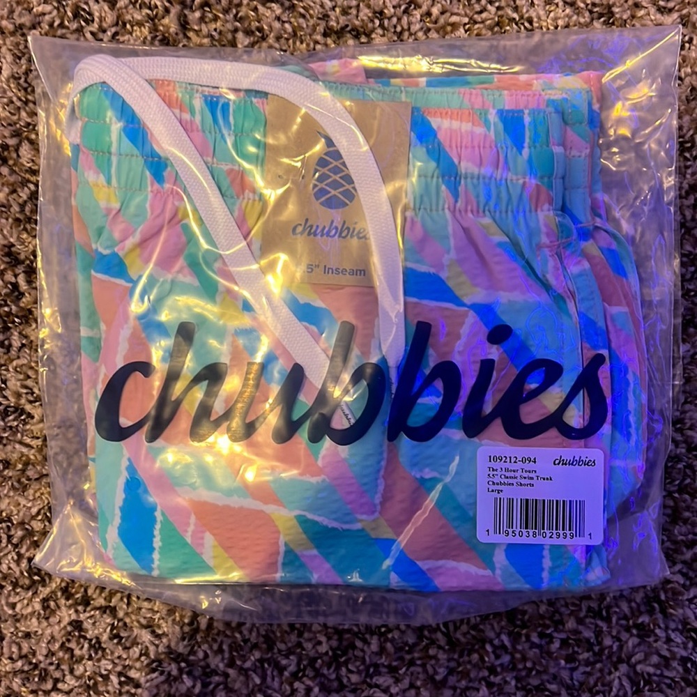 Chubbies 5.5 inseam Classic Swim Trunks. Mens Size Large